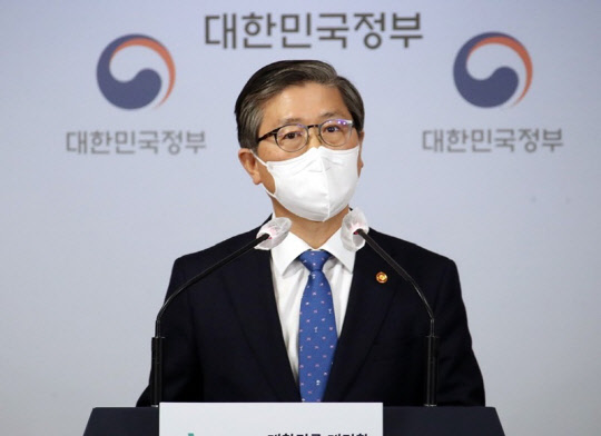 변창흠(사진) 국토부 장관이 4일 오후 정부서울청사 브리핑실에서 3기 신도시 투기 관련 브리핑을 하고 있다. <연합뉴스>